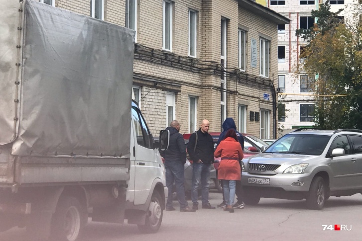 За телом Максима Марцинкевича приехали сегодня его отец, адвокат и женщина на машине с екатеринбургскими номерами