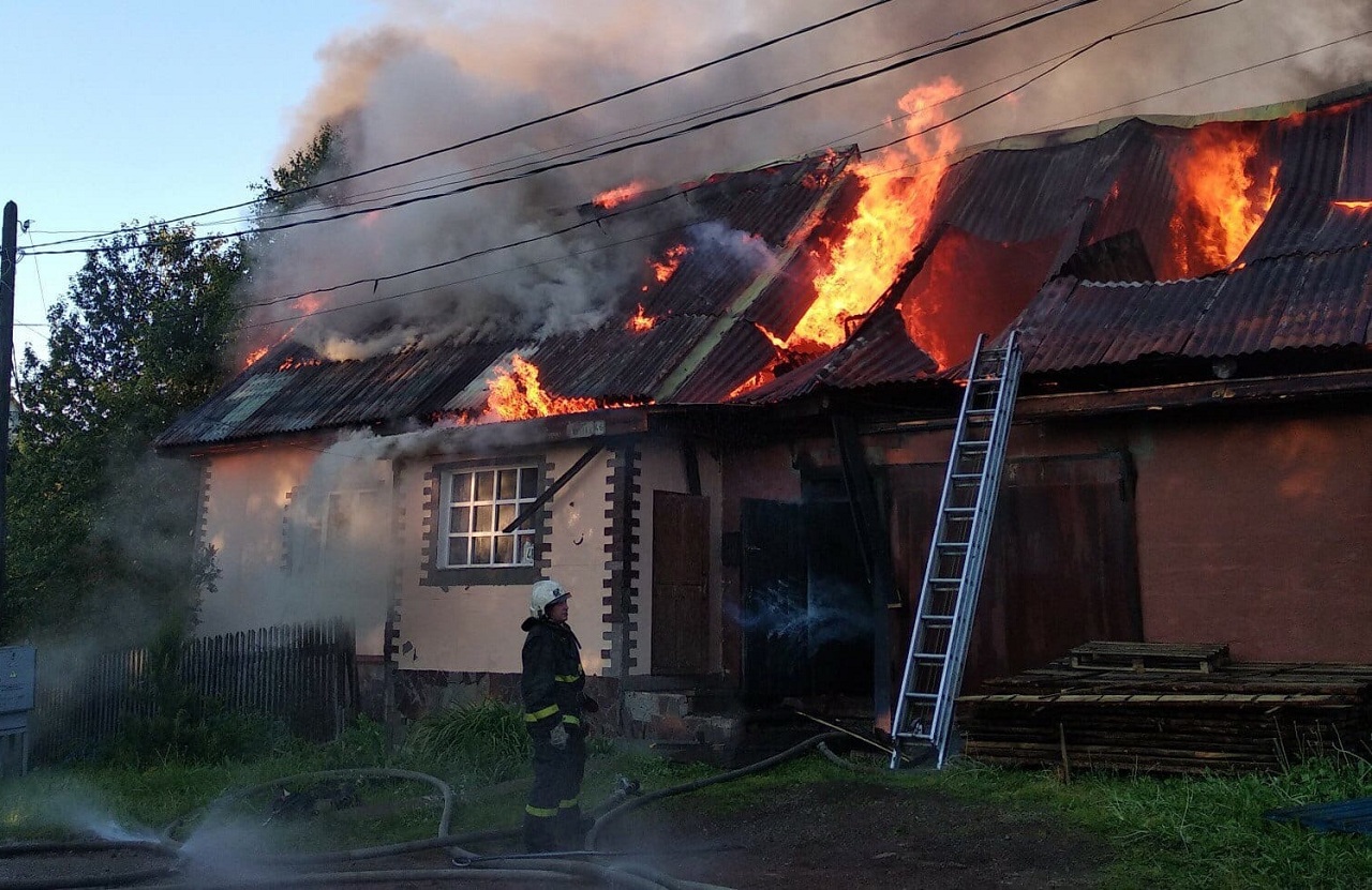 Сгорел за считаные минуты. В Лысьве огонь уничтожил жилой дом. Видео
