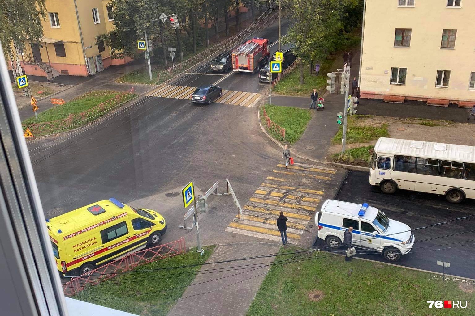 В Ярославле полицейские в бронежилетах окружили жилой дом. Что там случилось