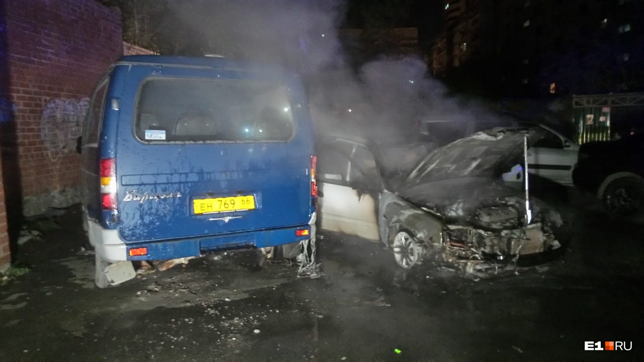 В центре Екатеринбурга во дворе сгорела Honda и пострадал стоявший рядом «Баргузин»