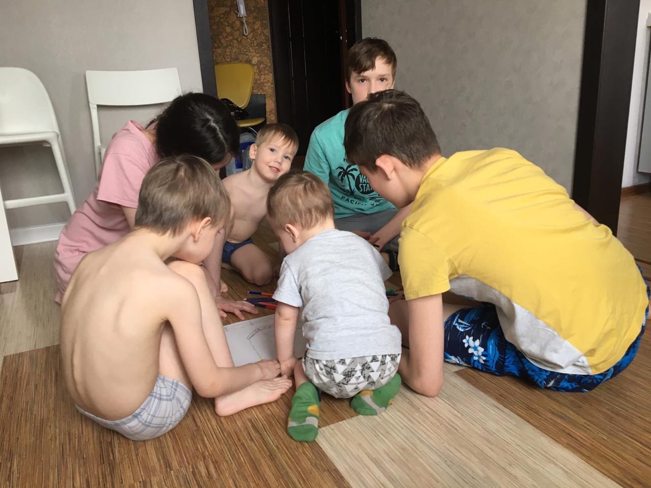 Сначала Олеся забрала трёх мальчиков — братьев, а спустя полгода — подростков, брата и сестру Сначала Олеся забрала трёх мальчиков — братьев, а спустя полгода — подростков, брата и сестру
