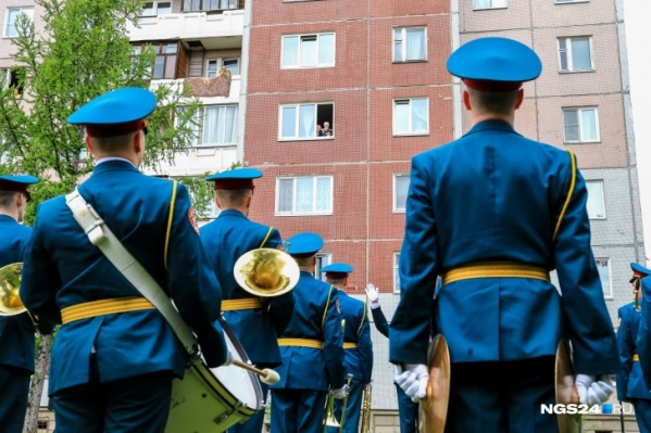 9 мая оркестр пришел во двор к ветеранам. Завтра это тоже есть в программе, следите за новостями на нашем сайте 9 мая оркестр пришел во двор к ветеранам. Завтра это тоже есть в программе, следите за новостями на нашем сайте