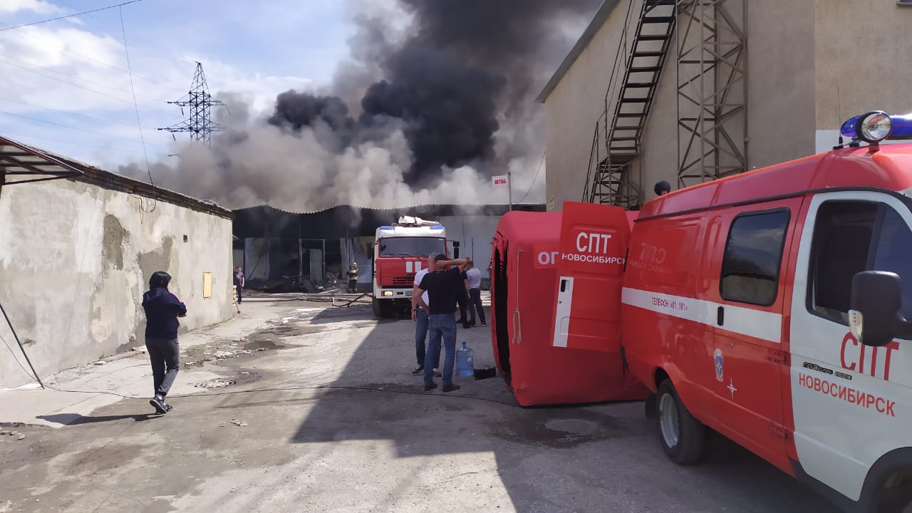 На месте пожара работают 14 единиц техники и 51 пожарный На месте пожара работают 14 единиц техники и 51 пожарный
