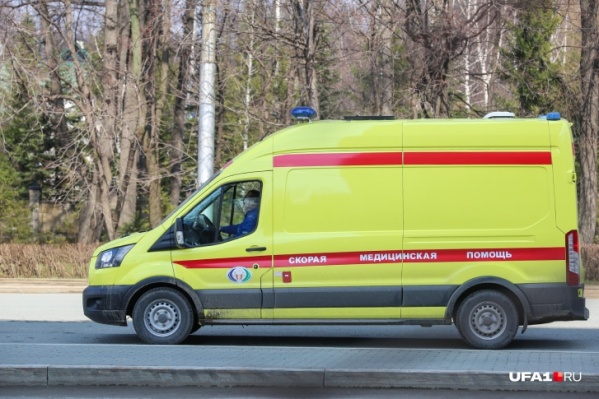 Пациенты поступают в больницы на автомобилях скорой помощи Пациенты поступают в больницы на автомобилях скорой помощи