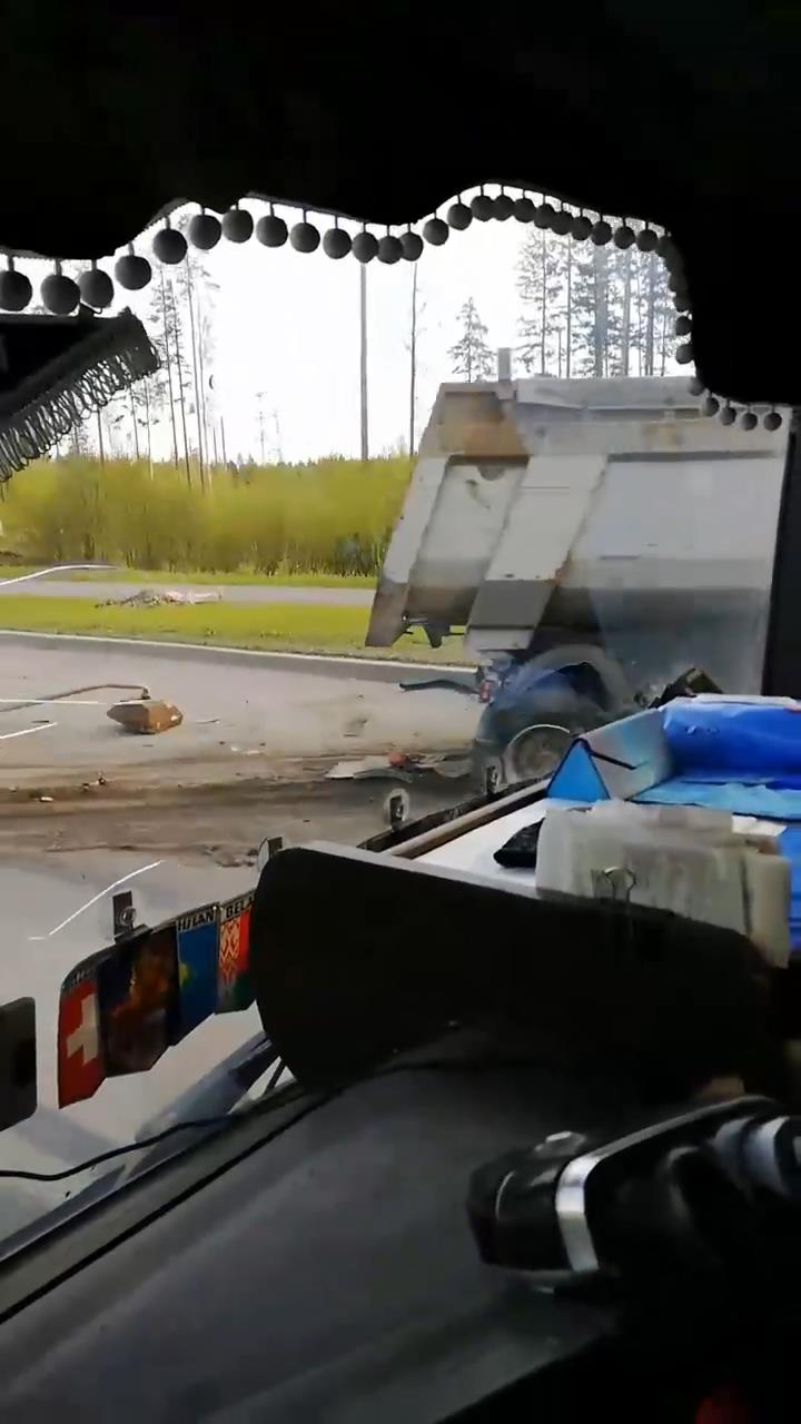 Скриншот видео из группы <a href="https://vk.com/wall-68471405_13214980" target="_blank" class="_">«ДТП и ЧП | Санкт-Петербург»</a>