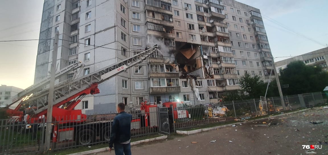 Люди кричат из окон. Спустя час после взрыва дома в Ярославле эвакуируют уцелевших жильцов