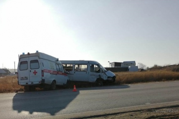 В больнице оказались бригада скорой и пассажир маршрутки В больнице оказались бригада скорой и пассажир маршрутки