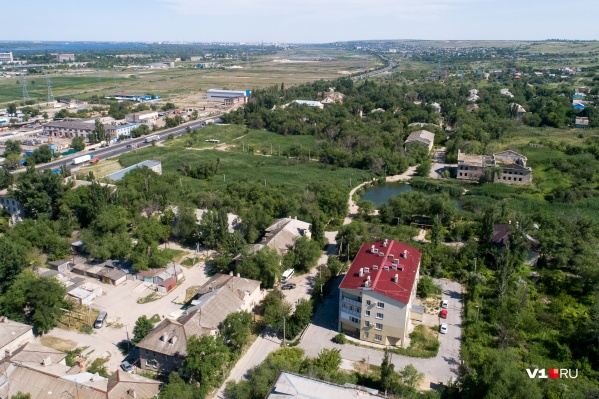 Поселок укрыт от посторонних взглядов деревьями и густым камышом Поселок укрыт от посторонних взглядов деревьями и густым камышом