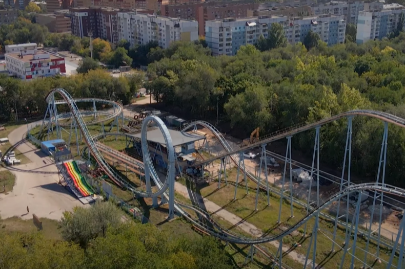 Горки в самаре. Парк дружбы Самара американские горки. Американские горки в парке Гагарина Самара. Парк дружбы Самара аттракционы. Заброшенные американские горки в Самаре парк дружбы.