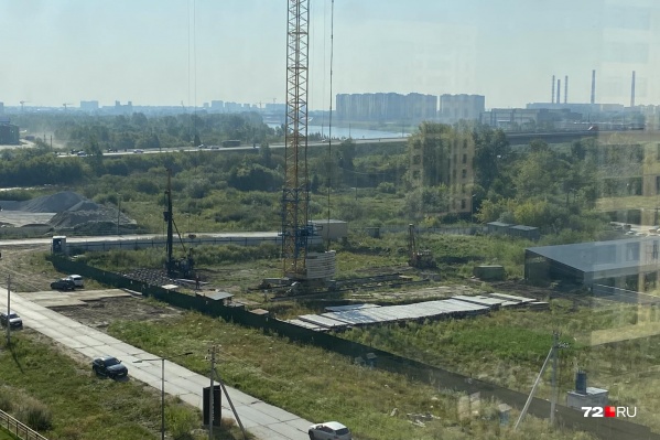 Недавно на участке, который долгое время был просто обнесен забором, начались строительные работы Недавно на участке, который долгое время был просто обнесен забором, начались строительные работы