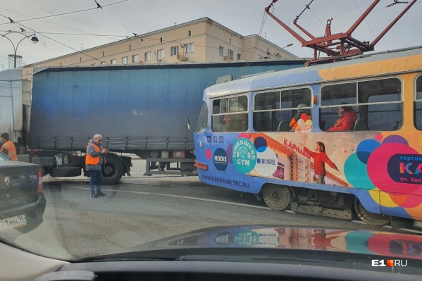 Перед столкновением водитель фуры хотел повернуть налево Перед столкновением водитель фуры хотел повернуть налево