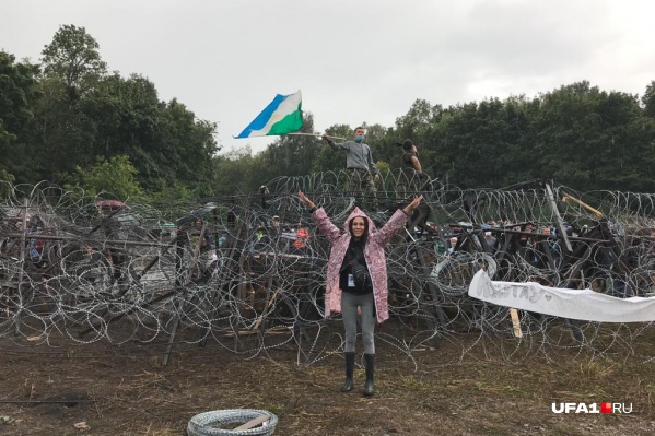 Гульдар Давлетова у колючей стены, построенной активистами Куштау. Фото сделано после встречи с Радием Хабировым