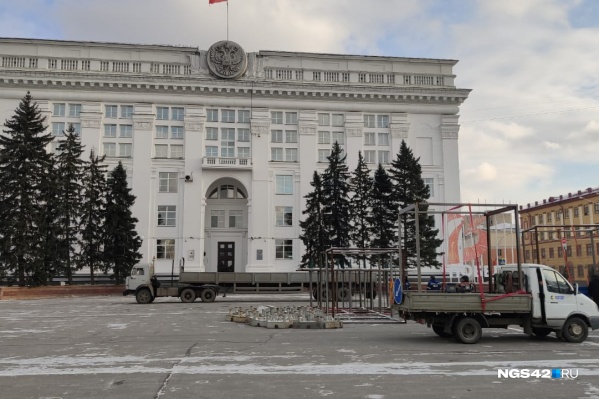 Сейчас специалисты привозят на площадь оборудование для дальнейшего монтажа елки Сейчас специалисты привозят на площадь оборудование для дальнейшего монтажа елки