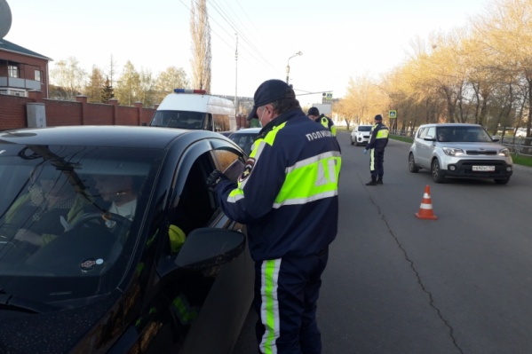 Документы у водителей проверяют на въездах в город и на крупных автомагистралях Документы у водителей проверяют на въездах в город и на крупных автомагистралях