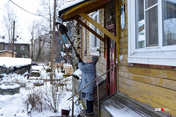 Почитайте в <a href="https://29.ru/text/gorod/2020/12/24/69651716/#card_4" target="_blank" class="_">нашем материале про бабушку Зину из деревяшки на проспекте Советских Космонавтов</a>, которая не может дождаться работников из УК и заботится о доме сама Почитайте в <a href="https://29.ru/text/gorod/2020/12/24/69651716/#card_4" target="_blank" class="_">нашем материале про бабушку Зину из деревяшки на проспекте Советских Космонавтов</a>, которая не может дождаться работников из УК и заботится о доме сама