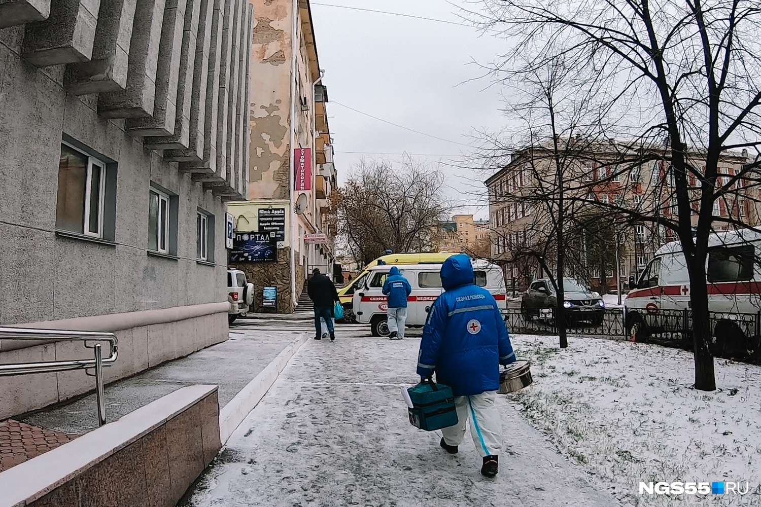 Сотрудники омских скорых проводят большую часть суточного дежурства в очередях на томографию и в ожидании койки для пациента Сотрудники омских скорых проводят большую часть суточного дежурства в очередях на томографию и в ожидании койки для пациента
