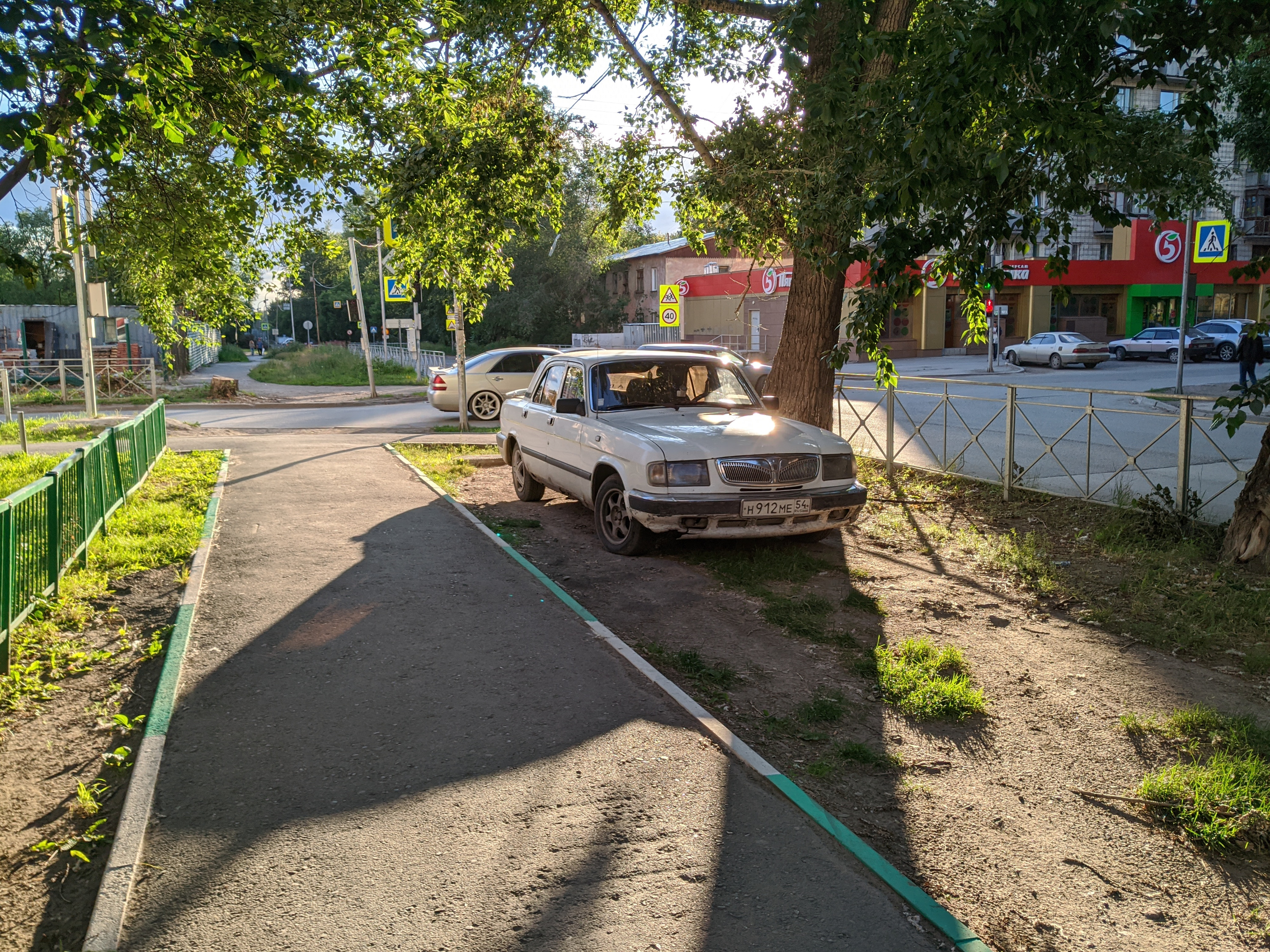«Волга» на газоне «Волга» на газоне