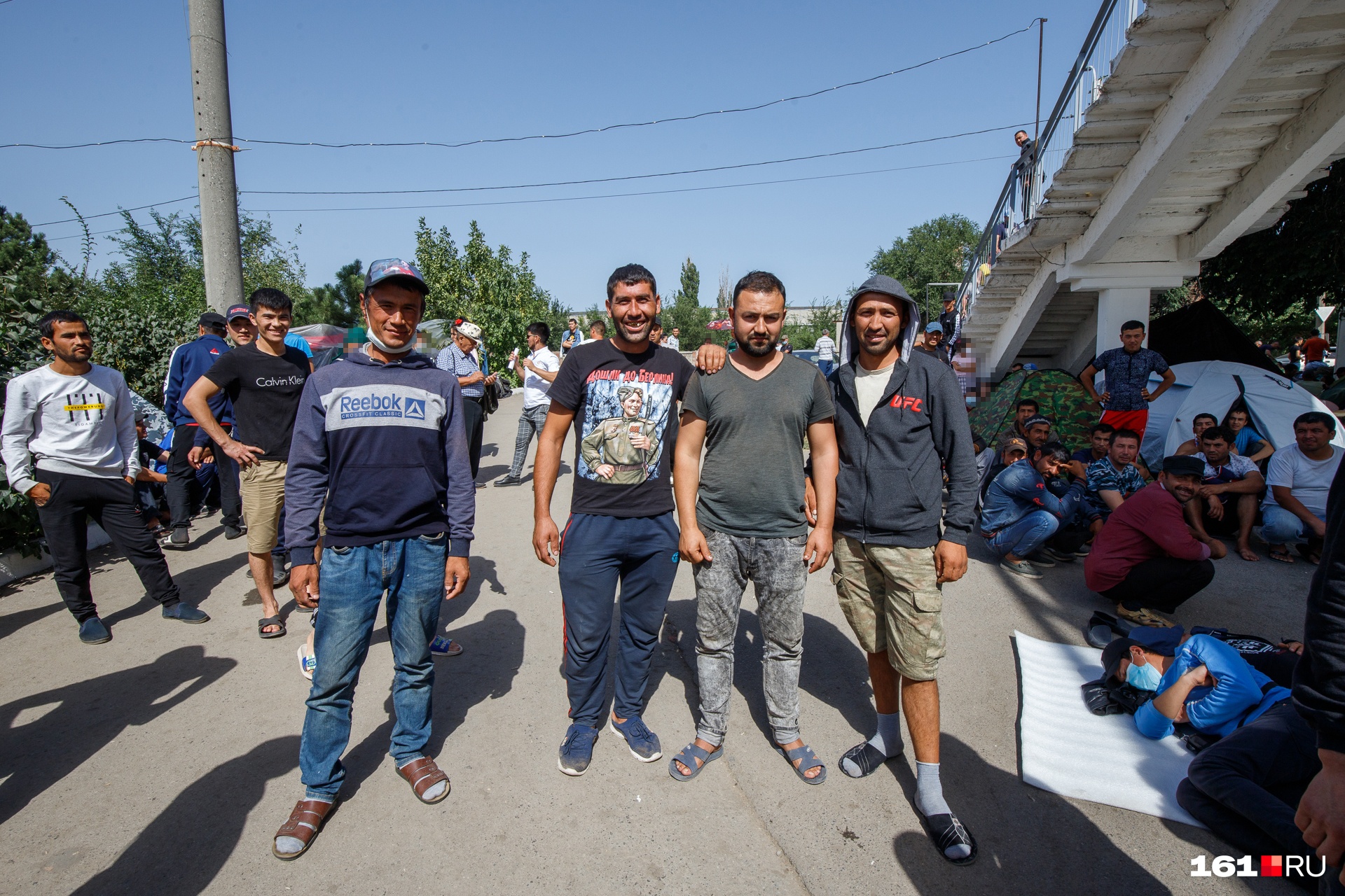 Узбекских мигрантов из Ростова отправили жить на станцию юных техников в Каменске-Шахтинском
