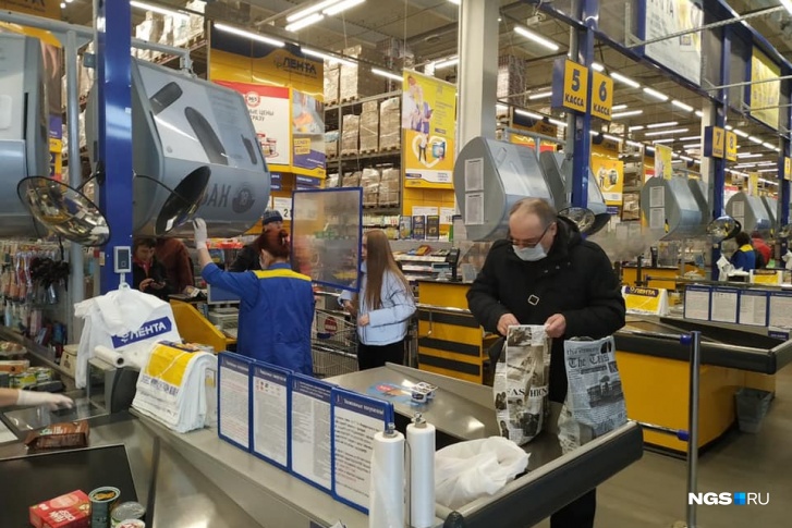 Продуктовые магазины продолжают работать, но придумывают оригинальные методы защиты от вируса. Например, на кассе продавца защищает... стекло<br> Продуктовые магазины продолжают работать, но придумывают оригинальные методы защиты от вируса. Например, на кассе продавца защищает... стекло<br>