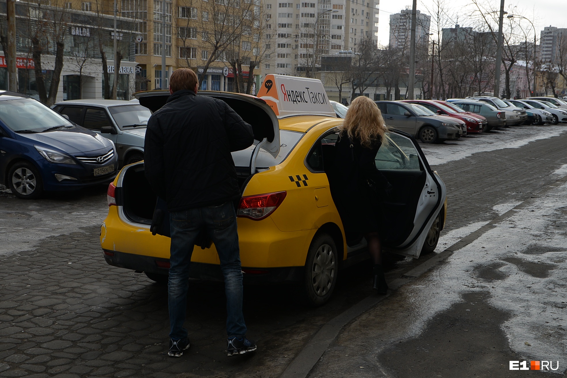 «Хомяк полдня ездил в машине»: топ-5 самых необычных находок в такси