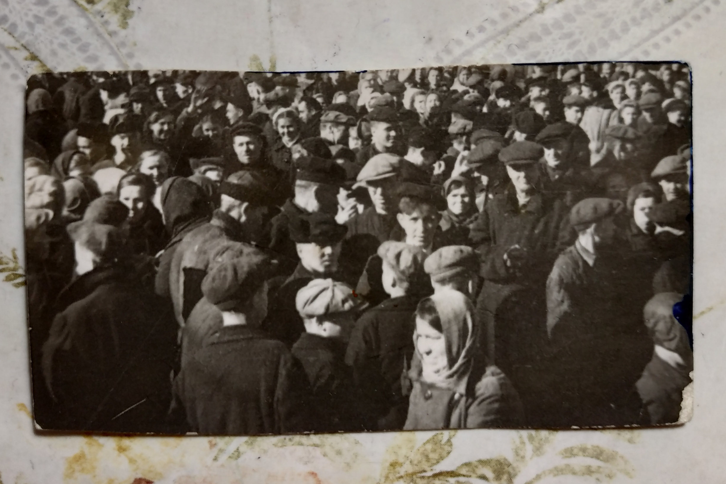 Митинг в честь Победы, 9 мая 1945 года. Среди рабочих можно увидеть и Софию Иванову в белом берете