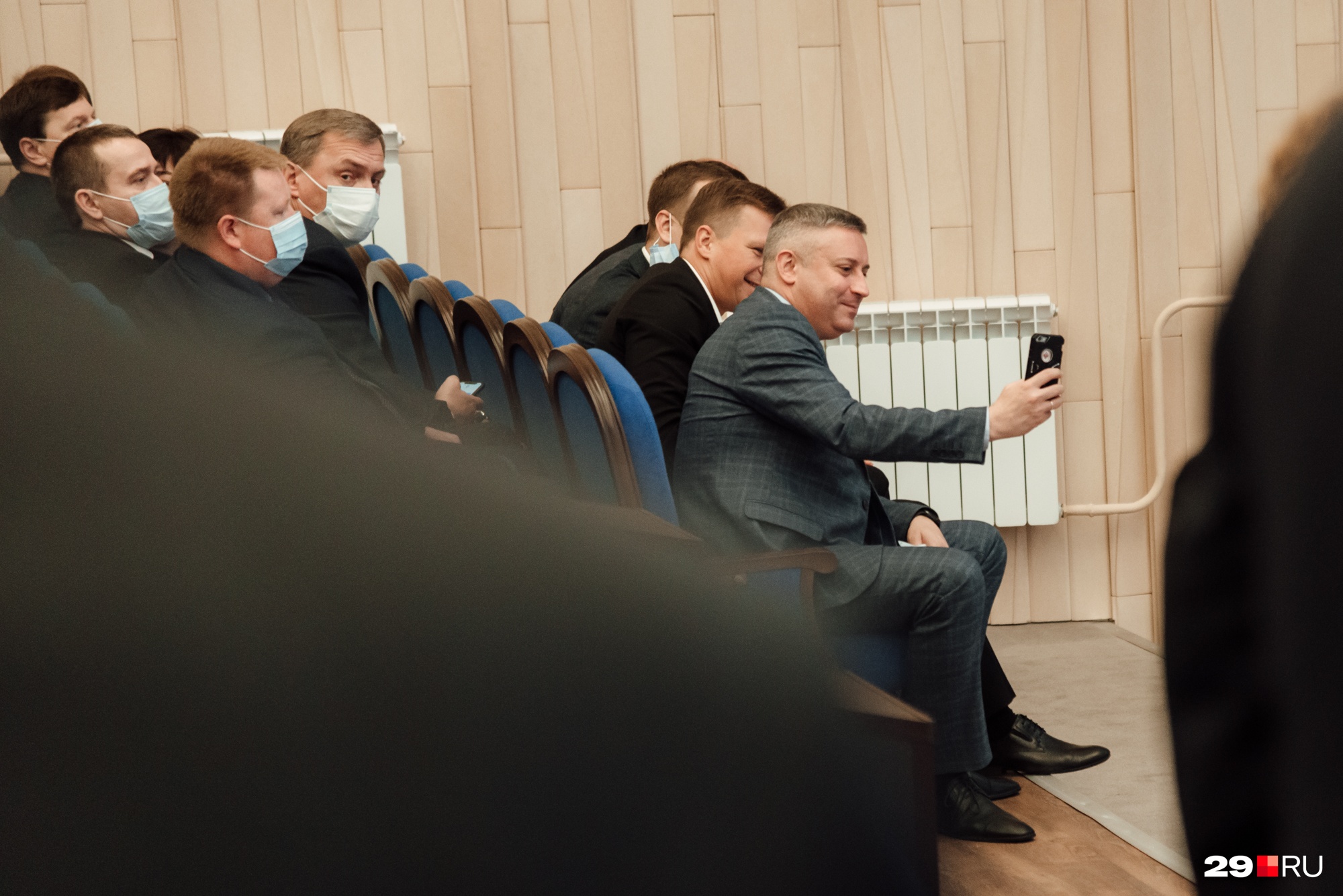 Глава Северодвинска Игорь Скубенко с кем-то селфится (он недавно завел блог в Instagram). А вот Игорь Годзиш задумчиво смотрит в камеру — совсем <a href="https://29.ru/text/politics/69487873/#card_2" target="_blank" class="_">скоро он покинет кресло главы Архангельска</a> Глава Северодвинска Игорь Скубенко с кем-то селфится (он недавно завел блог в Instagram). А вот Игорь Годзиш задумчиво смотрит в камеру — совсем <a href="https://29.ru/text/politics/69487873/#card_2" target="_blank" class="_">скоро он покинет кресло главы Архангельска</a>