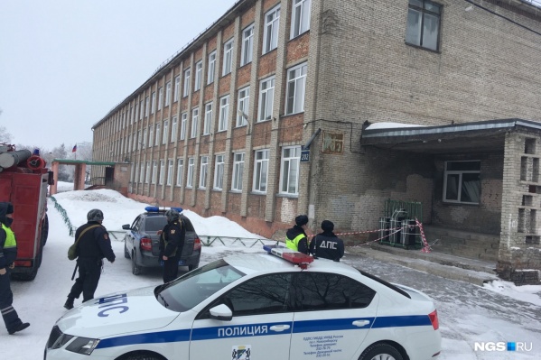 Детей выводили из школ из-за подозрительных сообщений Детей выводили из школ из-за подозрительных сообщений