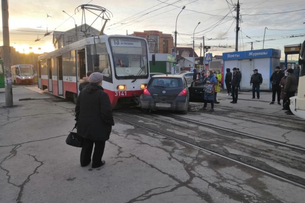 Удар пришёлся автомобилю на заднюю часть Удар пришёлся автомобилю на заднюю часть 