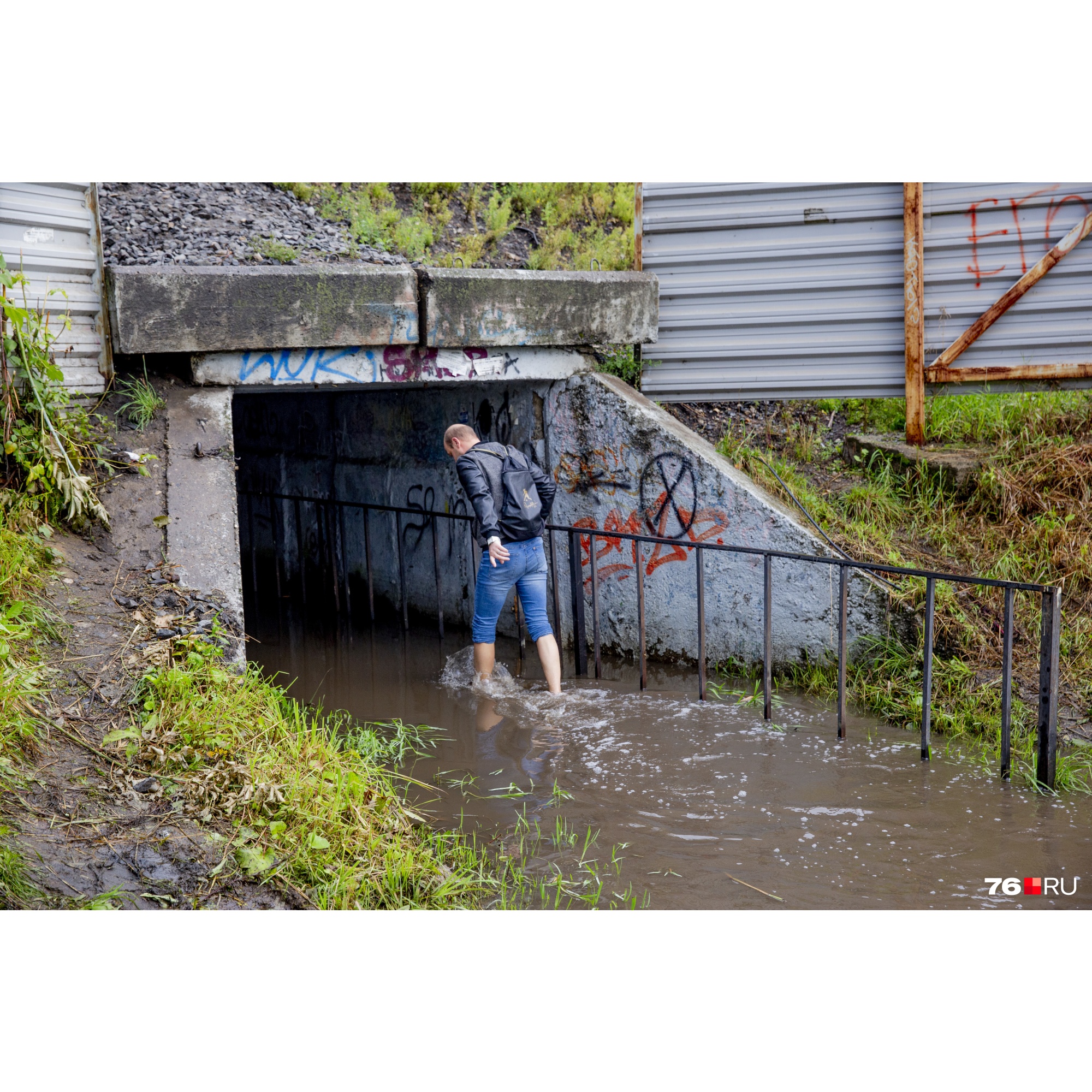 Тёмные воды: ярославцы вынуждены босиком добираться до дома через затопленный тоннель