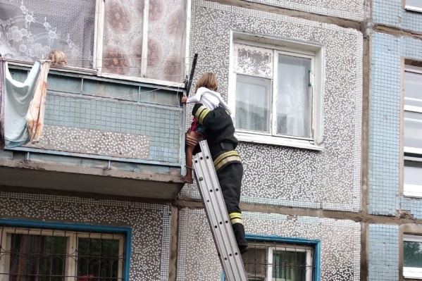 За спасением сестры с балкона наблюдал ещё один ребёнок За спасением сестры с балкона наблюдал ещё один ребёнок