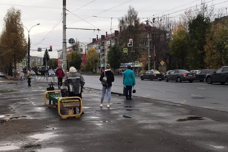 Лавочку поставили после того, как на остановке сфотографировали бабушку, сидящую на табурете Лавочку поставили после того, как на остановке сфотографировали бабушку, сидящую на табурете