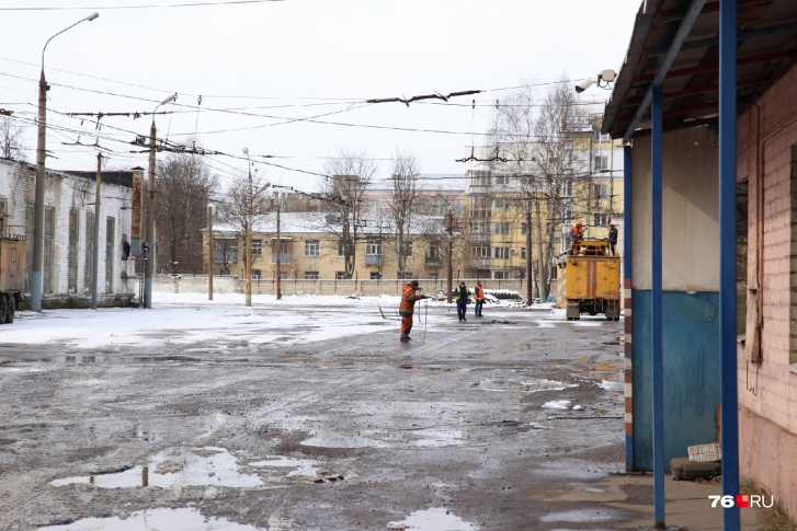 Рабочие Яргорэлектротранса вывозят из депо своё имущество Рабочие Яргорэлектротранса вывозят из депо своё имущество