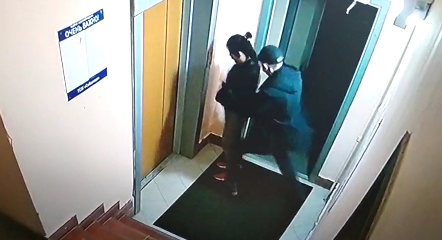Появилось видео, как на Широкой Речке на 17-летнюю девочку напал мужчина с ножом