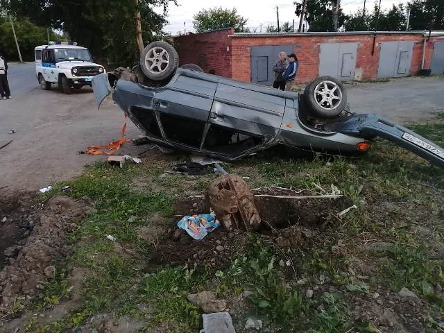 В Богдановиче пьяный водитель перевернул машину на крышу: скончался пассажир, ехавший в багажнике
