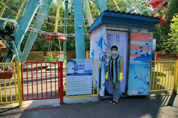 Сами сотрудники парка тоже должны быть в масках и перчатках, а на каждом аттракционе обязателен антисептик Сами сотрудники парка тоже должны быть в масках и перчатках, а на каждом аттракционе обязателен антисептик