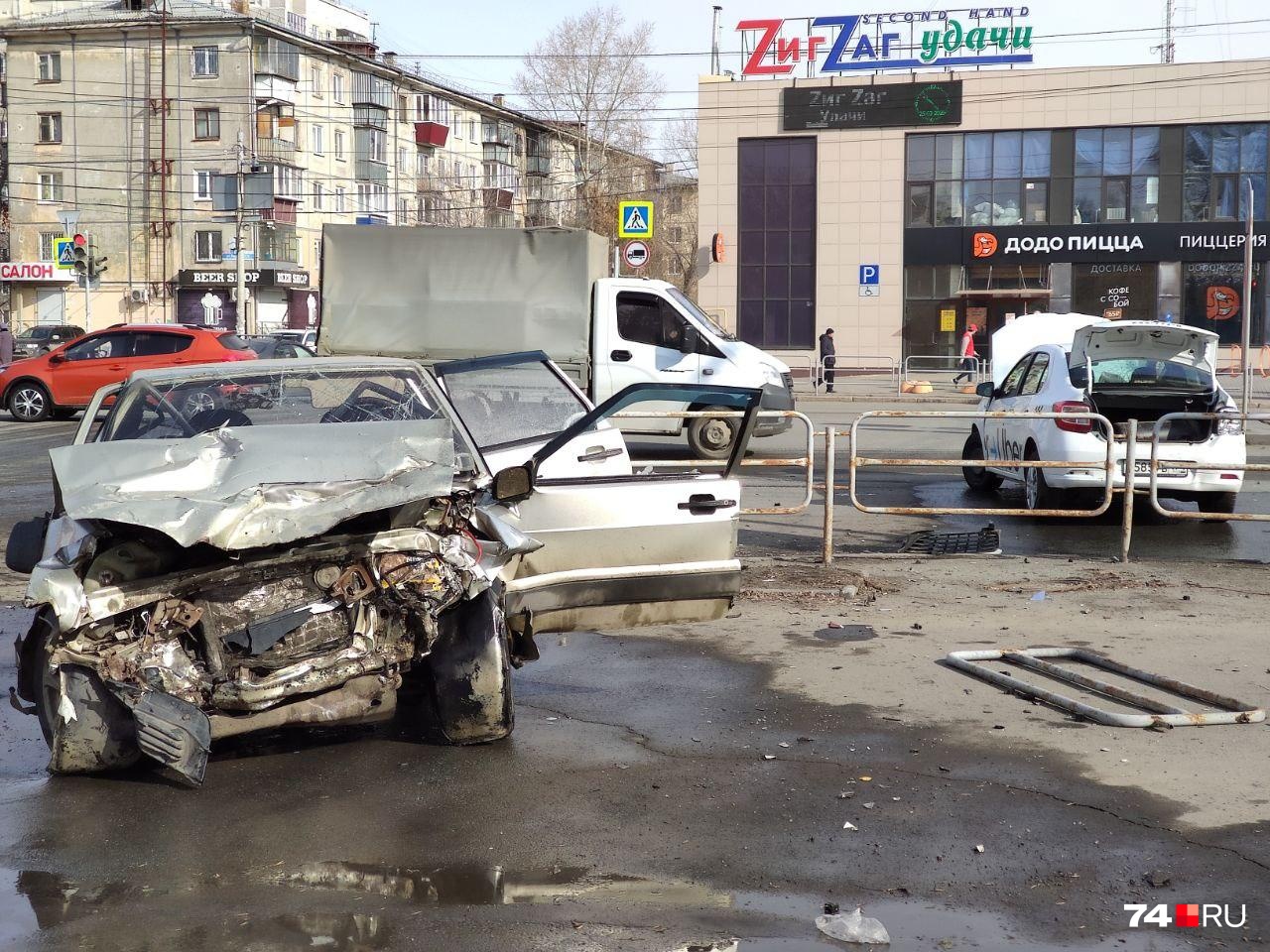В Челябинске после столкновения с такси машина вылетела на тротуар, есть пострадавший