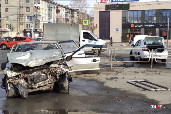 Авария случилась на пересечении улицы Барбюса и Дзержинского Авария случилась на пересечении улицы Барбюса и Дзержинского