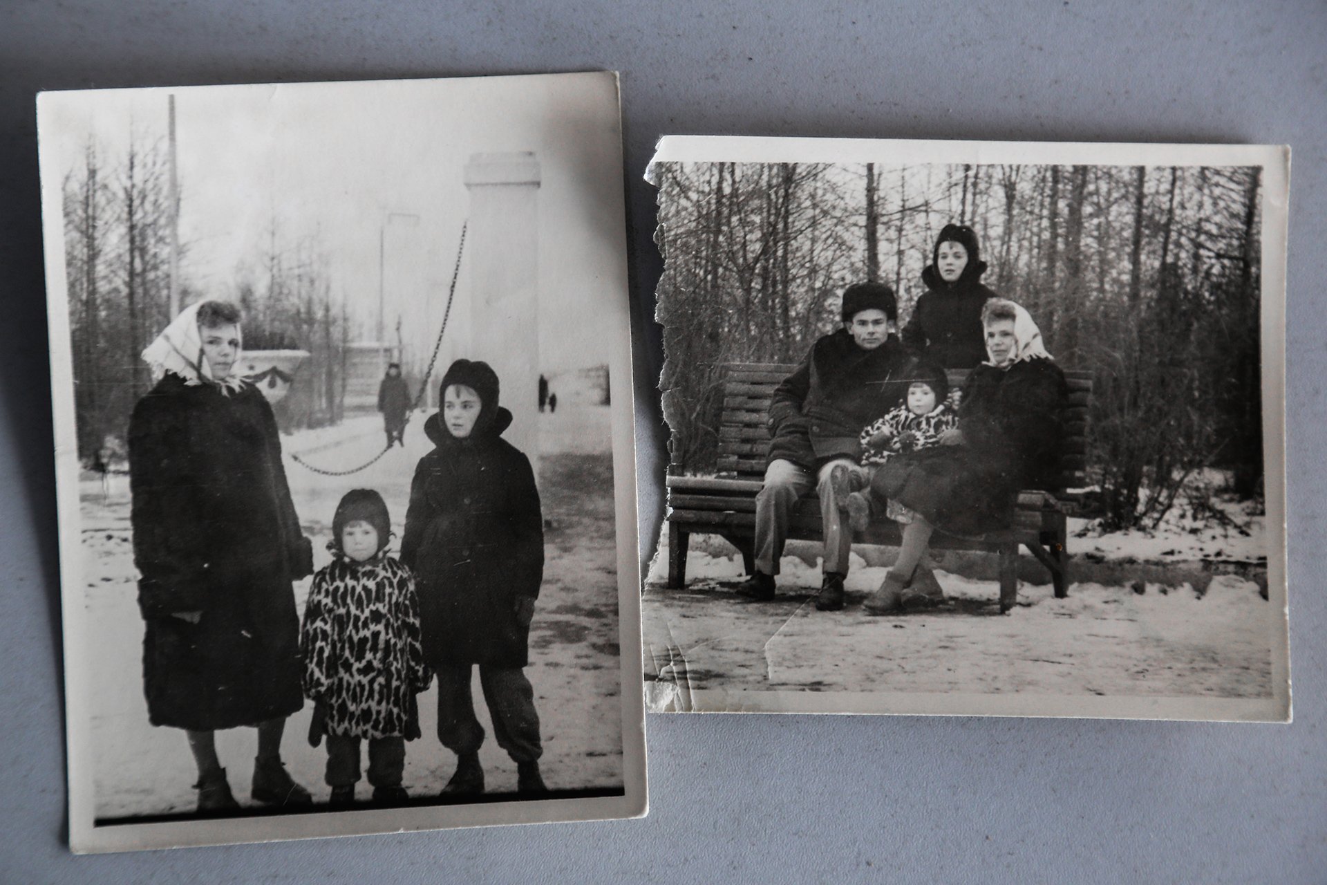 Алефтина вырастила трех дочерей. На снимке слева она со Стеллой и Мариной, на правом к ним на лавочку подсел глава семейства Алефтина вырастила трех дочерей. На снимке слева она со Стеллой и Мариной, на правом к ним на лавочку подсел глава семейства