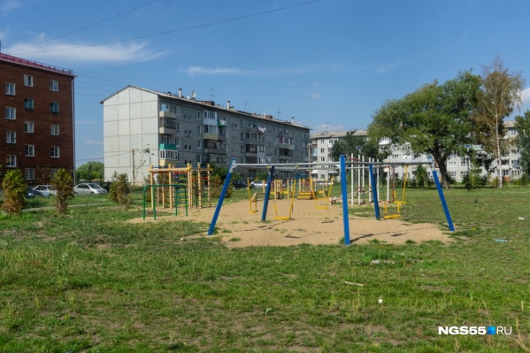 Подростки не хотели уходить с площадки, и мужчина применил силу Подростки не хотели уходить с площадки, и мужчина применил силу