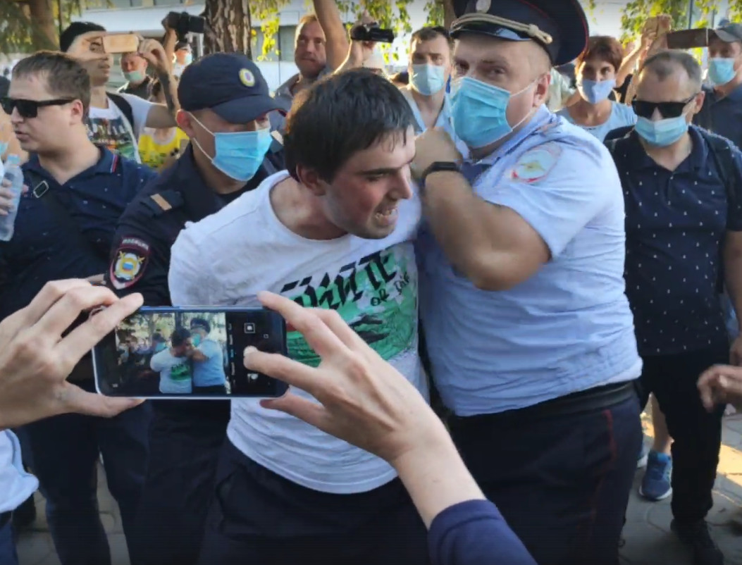 Омичу грозит до пяти лет колонии за нападение на полицейского на митинге в поддержку Хабаровска