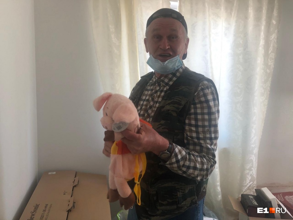 Этого плюшевого поросенка отец подарил сыну несколько лет назад Этого плюшевого поросенка отец подарил сыну несколько лет назад