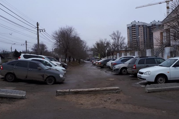 К концу зимы на дороге появились классические ямы К концу зимы на дороге появились классические ямы 