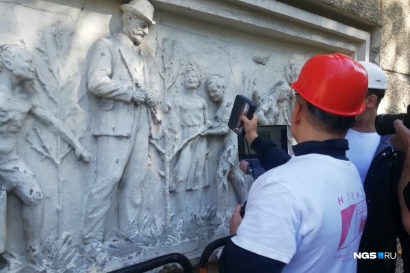 Так выглядит панно вблизи — видны повреждения и множество слоев краски Так выглядит панно вблизи — видны повреждения и множество слоев краски