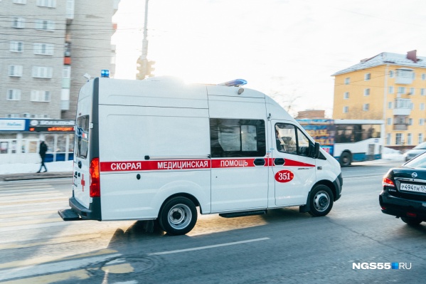 На подозрительные случаи врачи выезжают в полной экипировке — защитных костюмах и масках На подозрительные случаи врачи выезжают в полной экипировке — защитных костюмах и масках