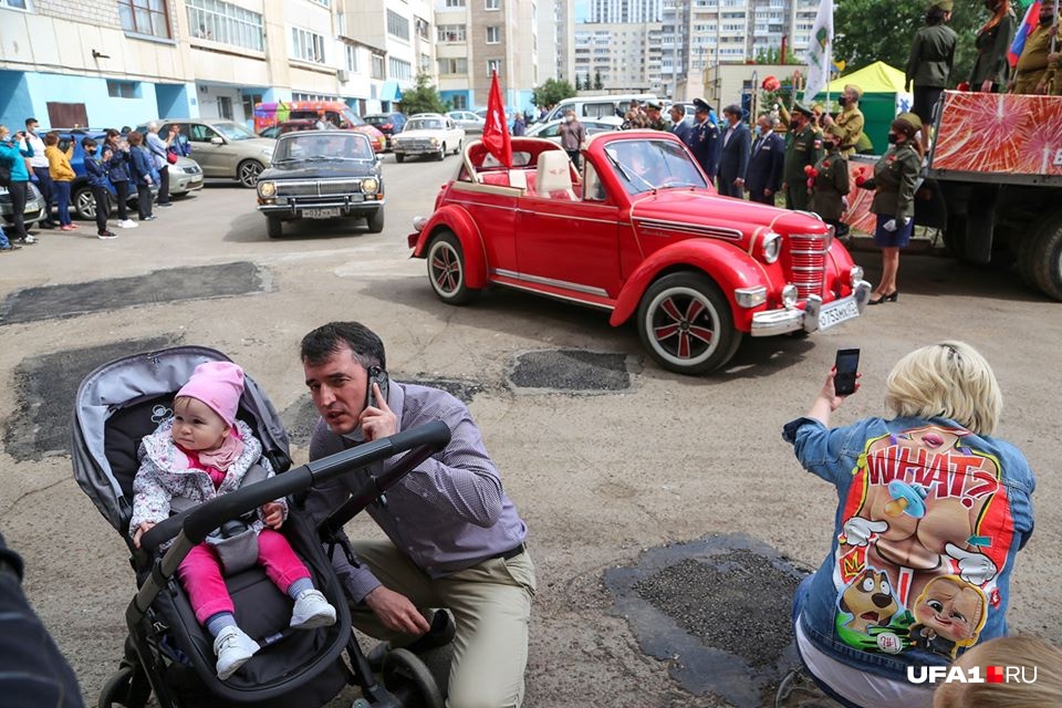 А это Уфа. Большого праздника в этом году не было, но парад ретротехники все-таки прошел во дворах, где живут ветераны А это Уфа. Большого праздника в этом году не было, но парад ретротехники все-таки прошел во дворах, где живут ветераны
