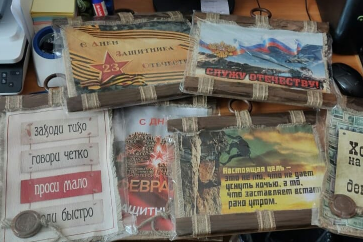 Подарки ещё долго смогут украшать кабинеты сотрудников института Подарки ещё долго смогут украшать кабинеты сотрудников института