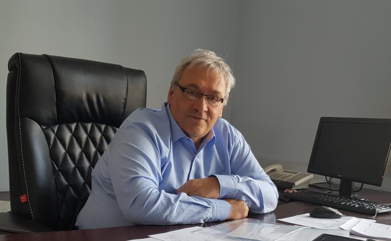 Бывший директор завода Анатолий Олейников уверен, что завод продавать никто не настроен, но его всё равно надо спасать Бывший директор завода Анатолий Олейников уверен, что завод продавать никто не настроен, но его всё равно надо спасать