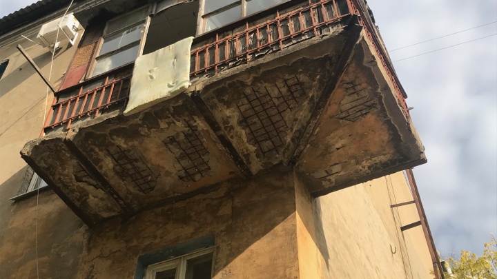 «Мы их огородили»: прокуратура потребовала отремонтировать опасные балконы