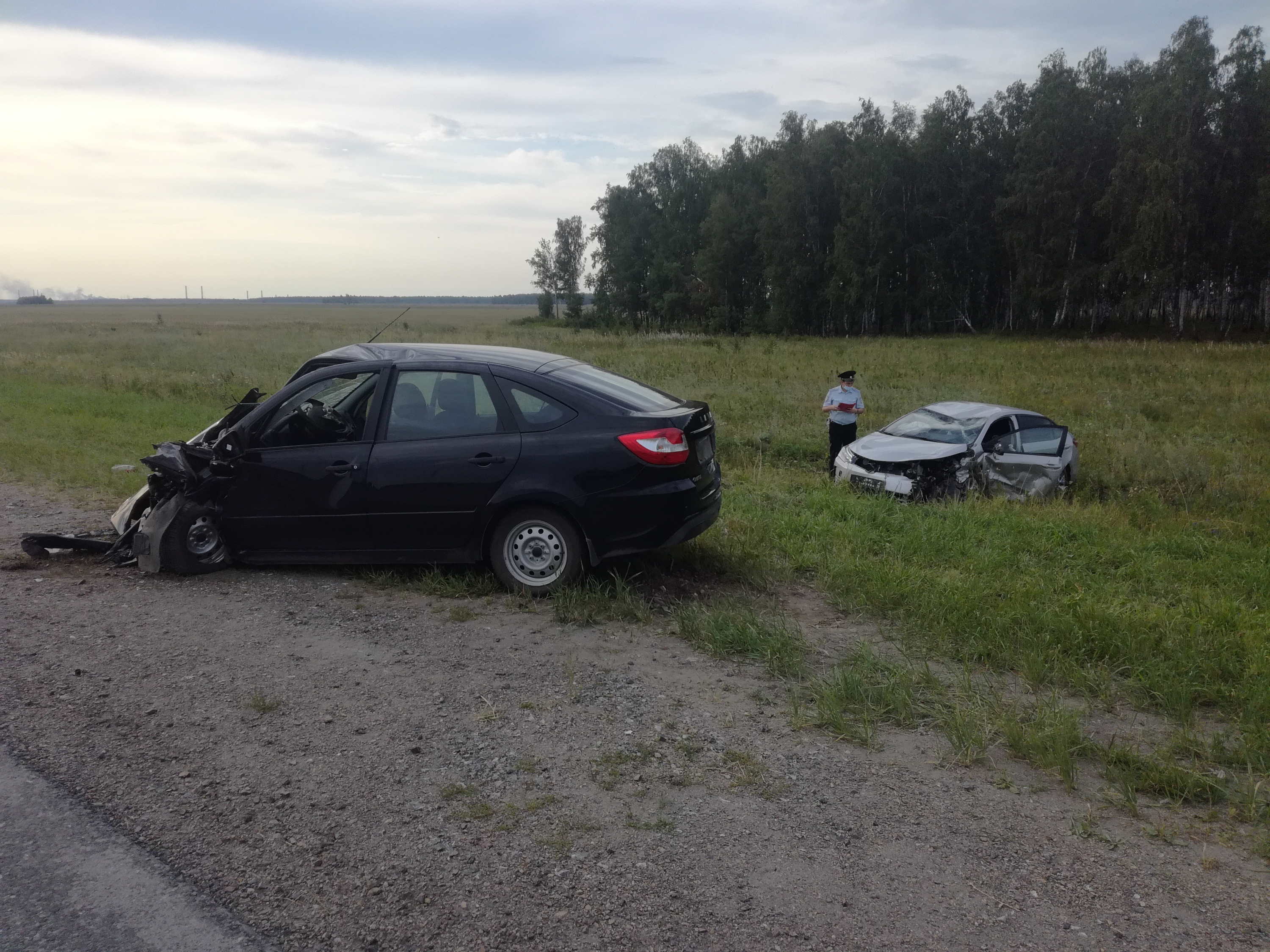 Под Каменском-Уральским водитель Lada пошел на обгон и лоб в лоб столкнулся с Toyota