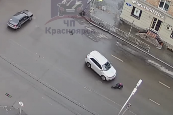 Женщина переходила дорогу в неположенном месте Женщина переходила дорогу в неположенном месте